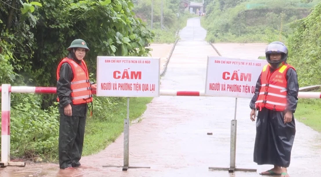 Mưa lớn gây chia cắt giao thông vùng biên giới Quảng Trị