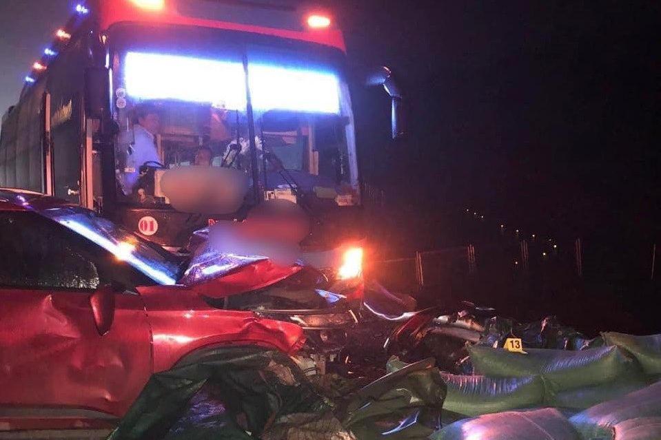 2 người gặp nạn khi dừng trên cao tốc cứu hộ xe tải bị lật