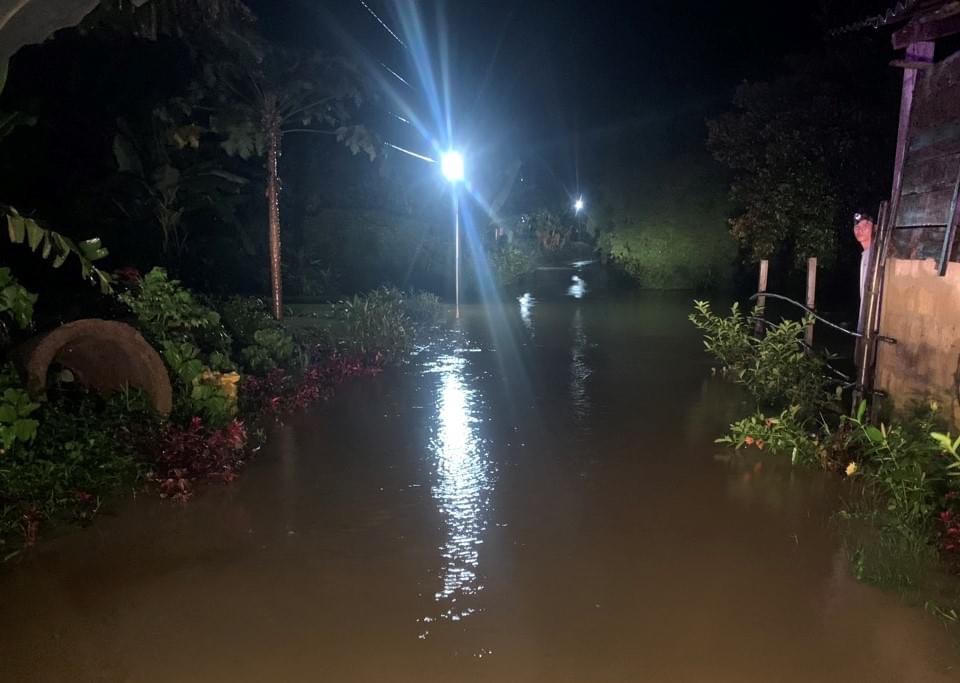 Ngập sâu nhiều đoạn đường, nhà dân và sạt lở do mưa lớn ở các tỉnh Nam Trung bộ