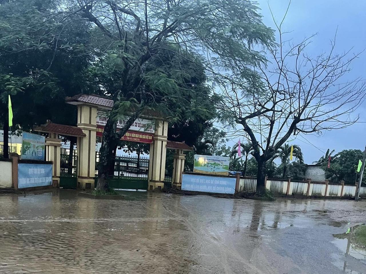 Ngập sâu nhiều đoạn đường, nhà dân và sạt lở do mưa lớn ở các tỉnh Nam Trung bộ