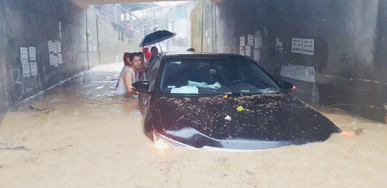 Nước lên cao, người dân Huế phải treo xe, đi thuyền trên phố