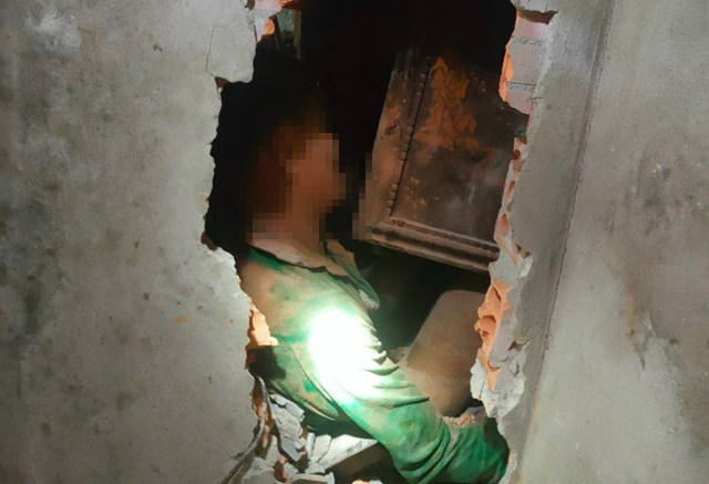 Công an đục tường cứu 2 vợ chồng bị hàng trăm khối đất vùi lấp