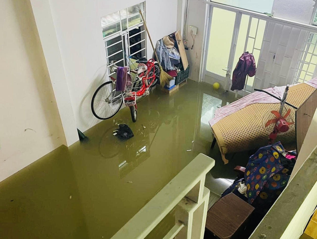 Nước lên cao, người dân Huế phải treo xe, đi thuyền trên phố