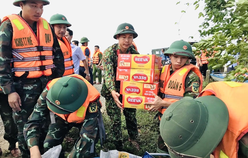 Lãnh đạo tỉnh Thừa Thiên Huế thăm hỏi người dân vùng 'rốn lũ'