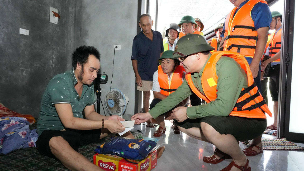 Lãnh đạo tỉnh Thừa Thiên Huế thăm hỏi người dân vùng 'rốn lũ'