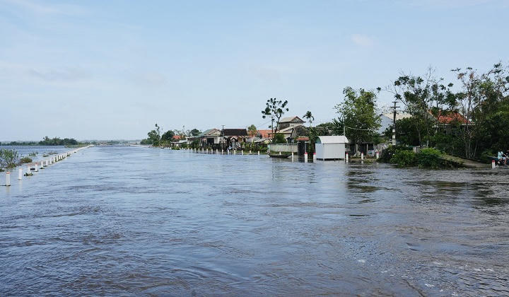 Lãnh đạo tỉnh Thừa Thiên Huế thăm hỏi người dân vùng 'rốn lũ'