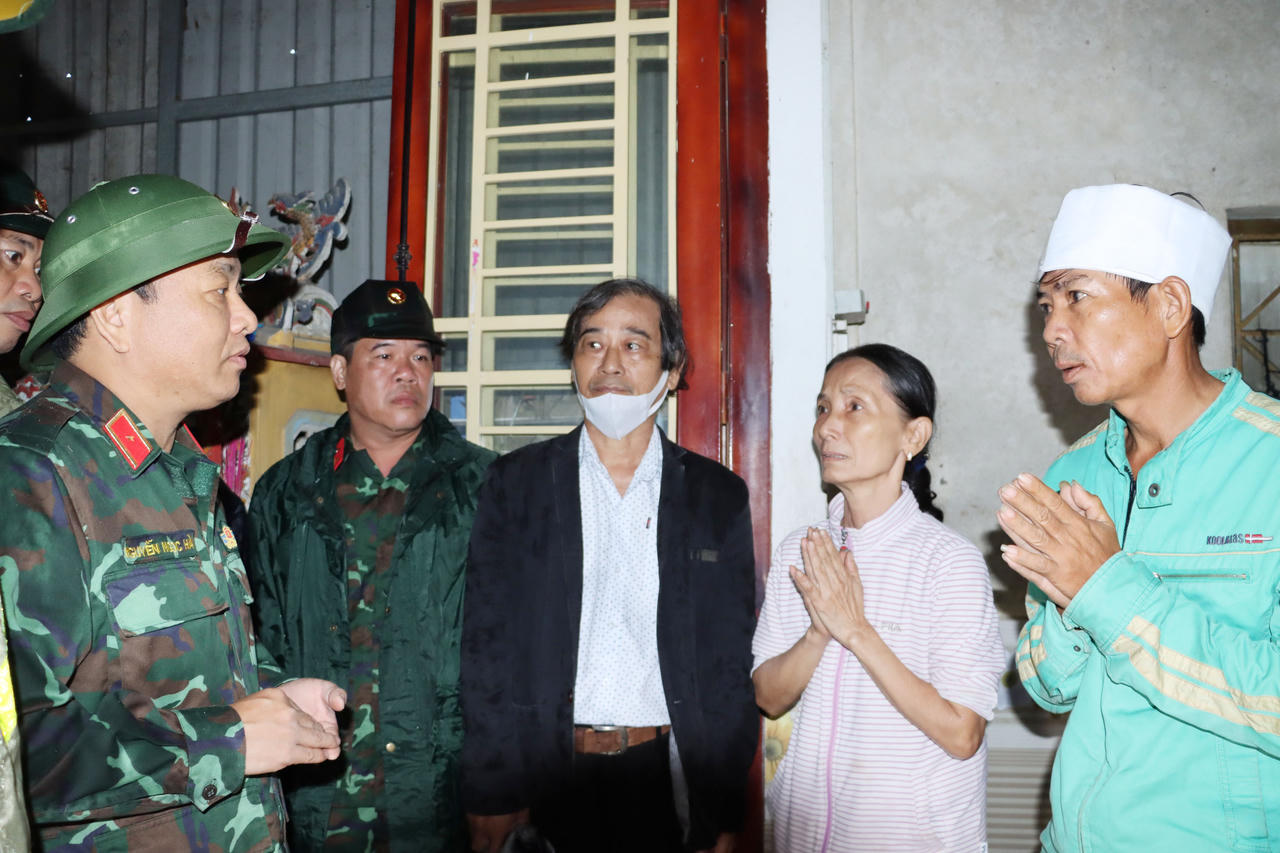 Phó Tư lệnh Quân khu 4 thăm, tặng quà người dân vùng lũ Thừa Thiên Huế