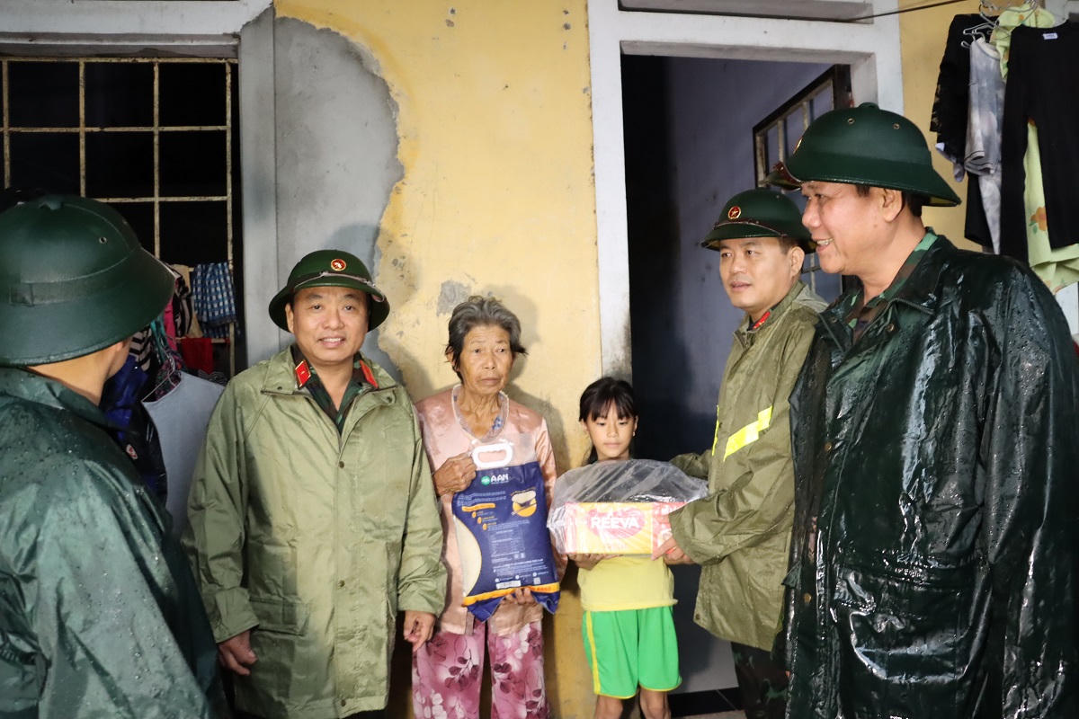 Phó Tư lệnh Quân khu 4 thăm, tặng quà người dân vùng lũ Thừa Thiên Huế