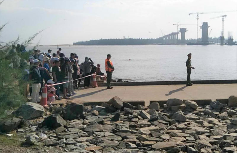 Xe máy lao xuống biển, 2 học sinh tử nạn, 1 em phải vào viện