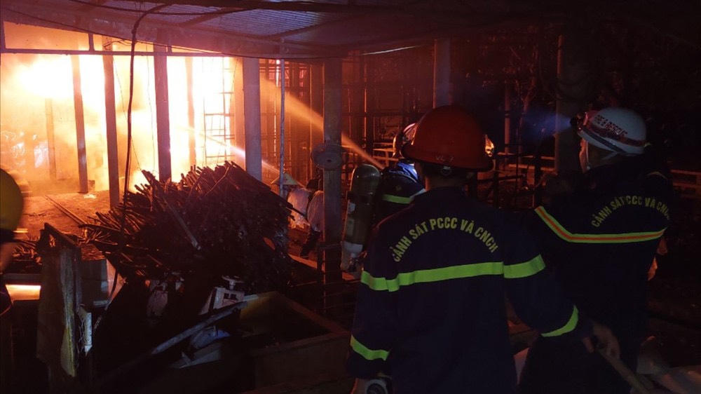 Cháy lớn tại công ty chế biến mủ cao su ở Quảng Trị