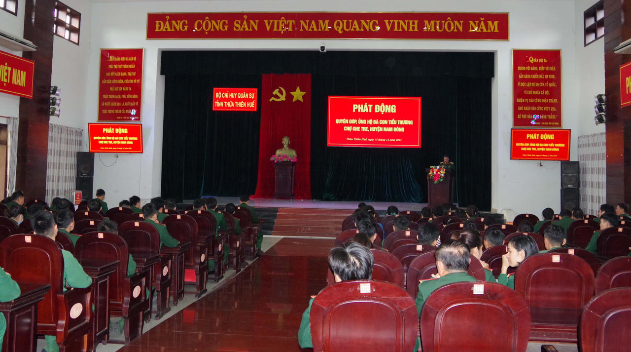 Lực lượng vũ trang tỉnh Thừa Thiên Huế sẻ chia với tiểu thương chợ bị cháy