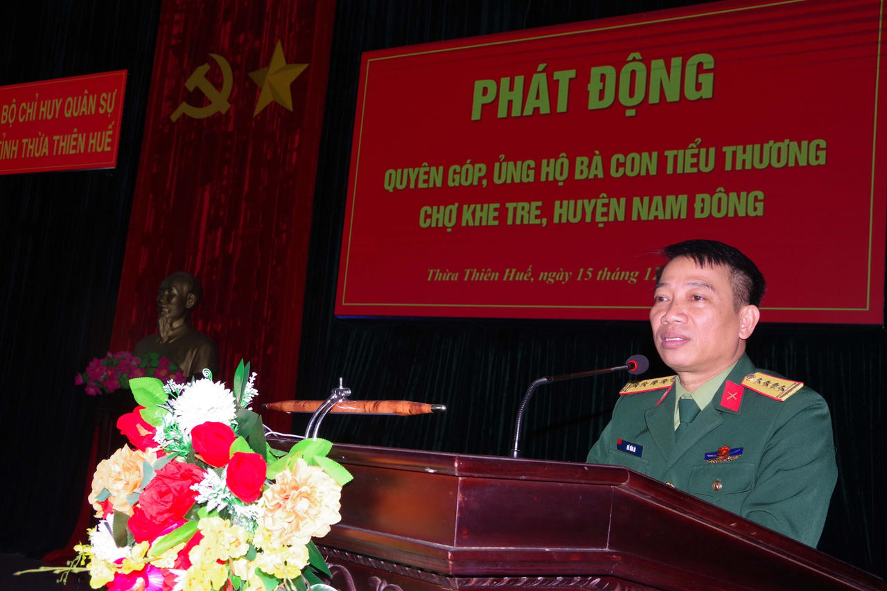 Lực lượng vũ trang tỉnh Thừa Thiên Huế sẻ chia với tiểu thương chợ bị cháy