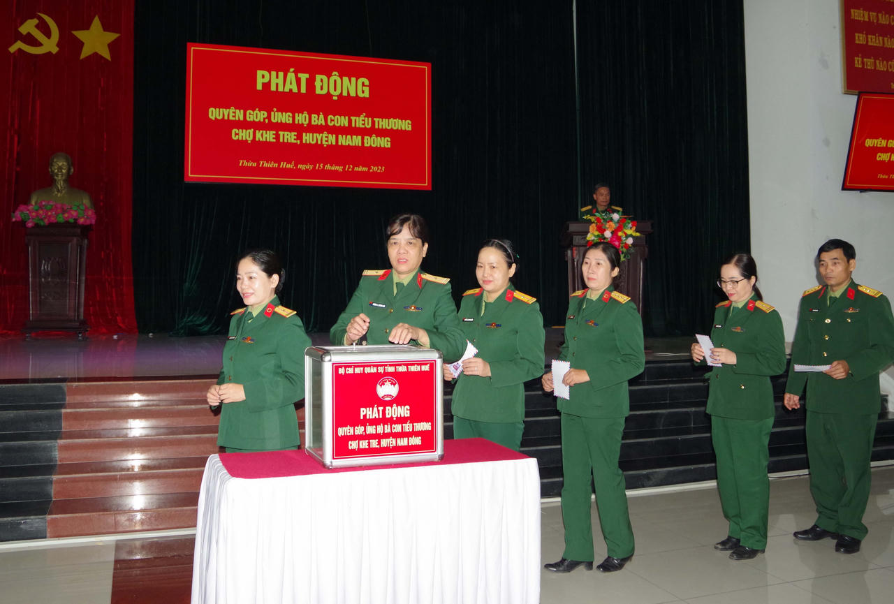 Lực lượng vũ trang tỉnh Thừa Thiên Huế sẻ chia với tiểu thương chợ bị cháy