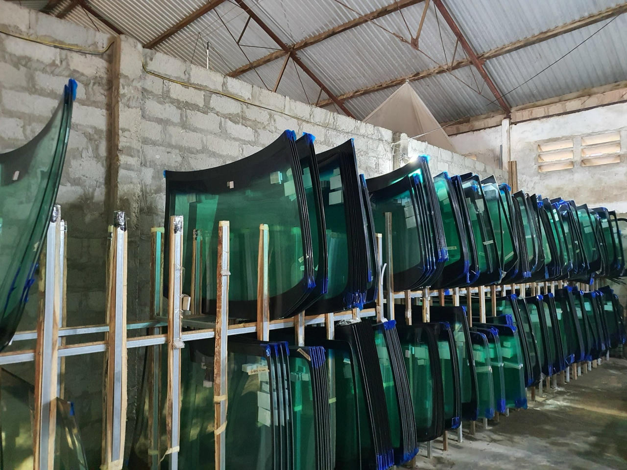 Triệt phá đường dây sản xuất, buôn bán kính xe ô tô giả quy mô lớn