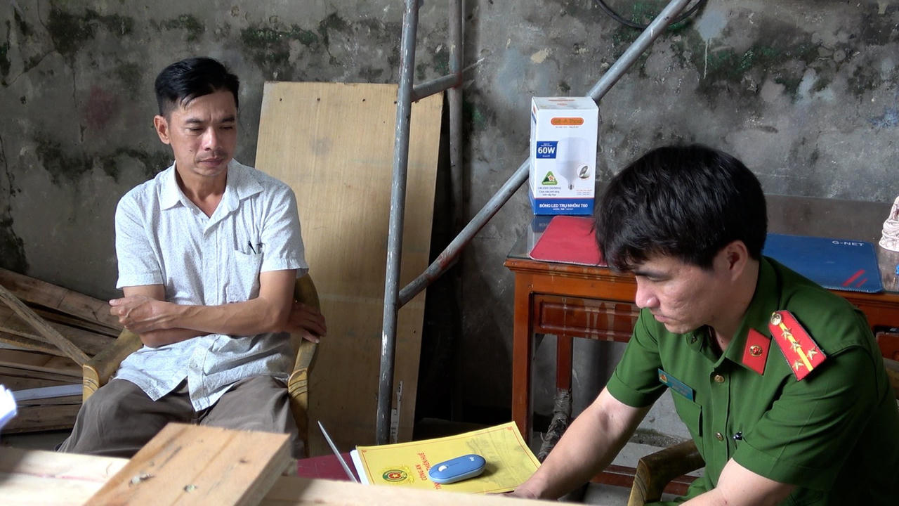 Triệt phá đường dây sản xuất, buôn bán kính xe ô tô giả quy mô lớn