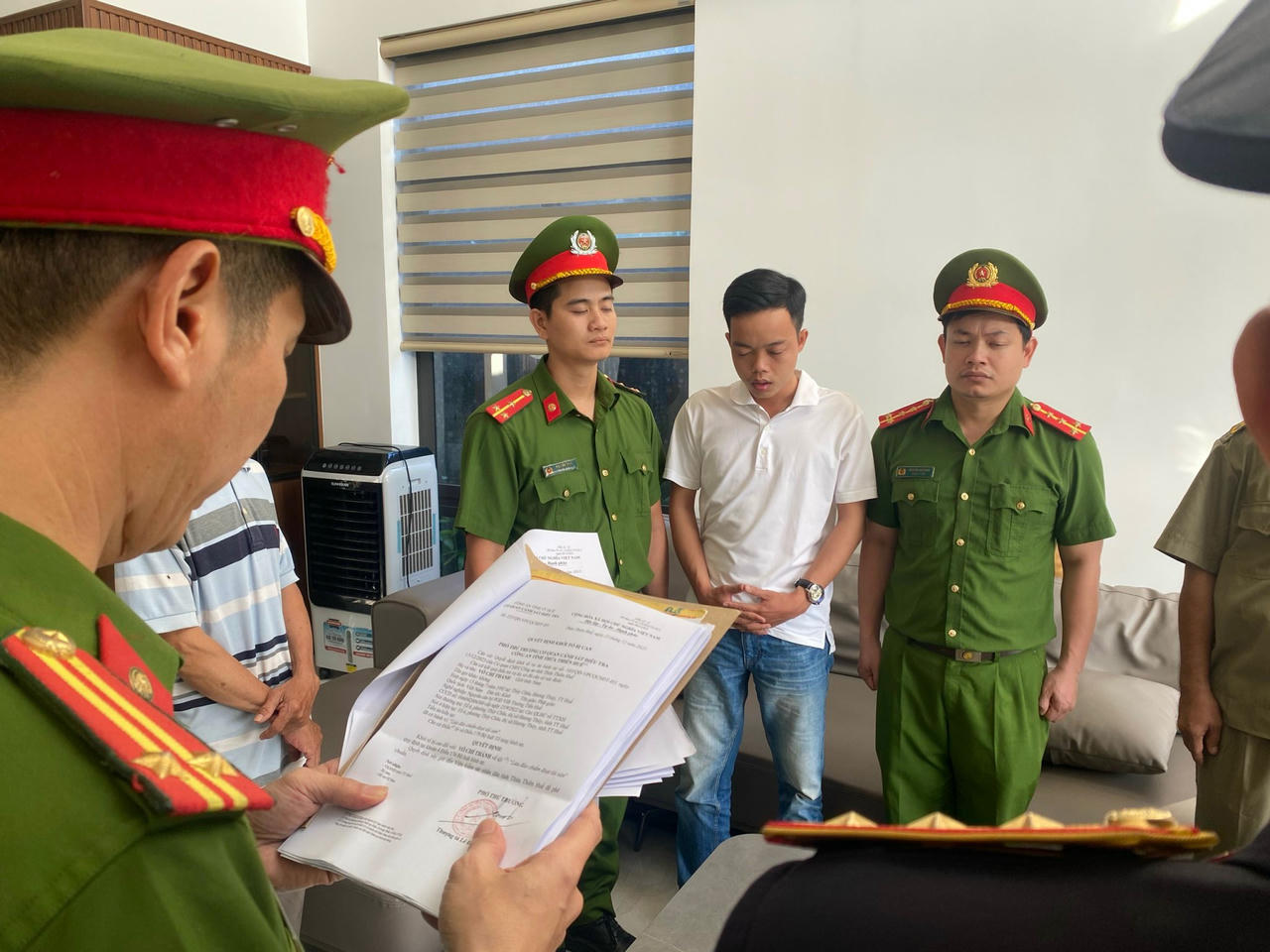 Bắt cán bộ ngân hàng lừa đảo của khách hơn 25 tỷ đồng 