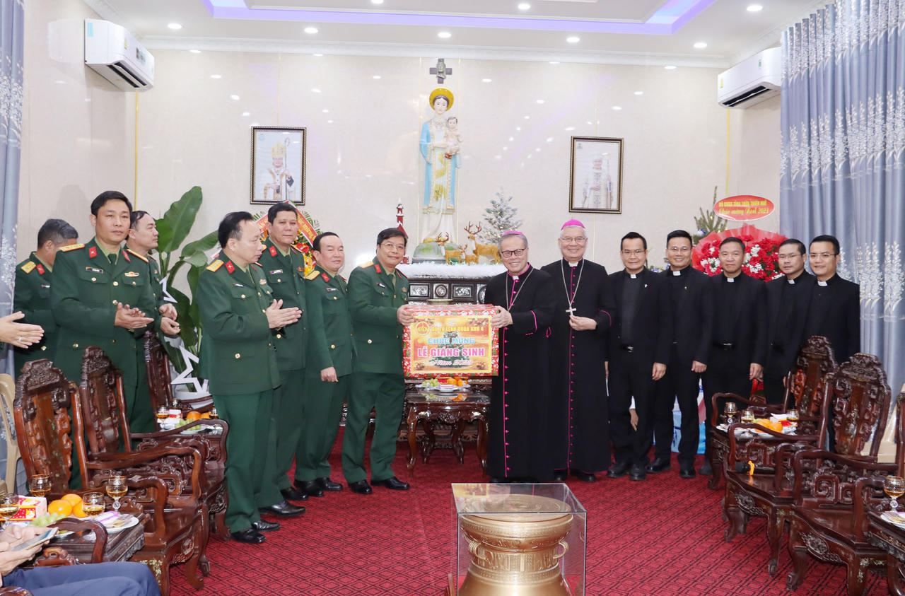 Bộ Tư lệnh Quân khu 4 chúc mừng Giáng sinh Tổng Giáo phận Huế