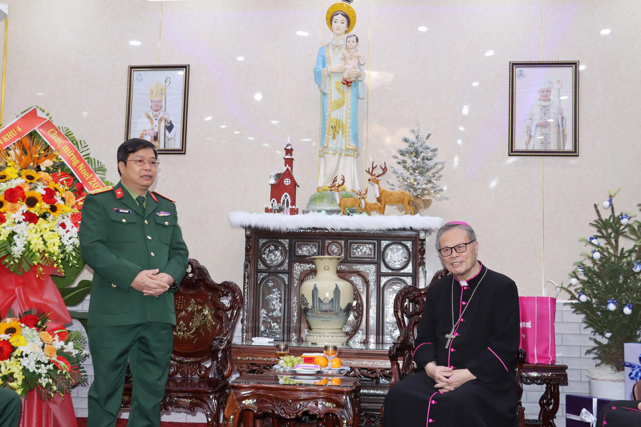 Bộ Tư lệnh Quân khu 4 chúc mừng Giáng sinh Tổng Giáo phận Huế