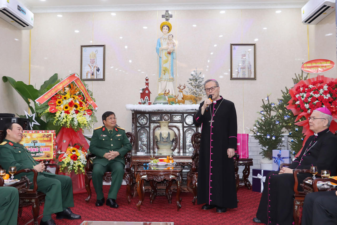 Bộ Tư lệnh Quân khu 4 chúc mừng Giáng sinh Tổng Giáo phận Huế