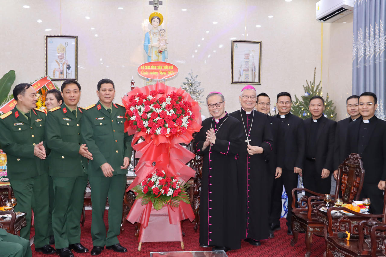 Bộ Tư lệnh Quân khu 4 chúc mừng Giáng sinh Tổng Giáo phận Huế