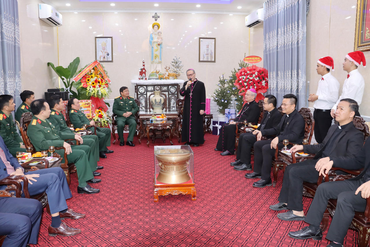 Bộ Tư lệnh Quân khu 4 chúc mừng Giáng sinh Tổng Giáo phận Huế