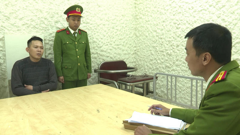 Tóm gọn 2 đối tượng buôn ma túy thủ súng ngắn bên mình