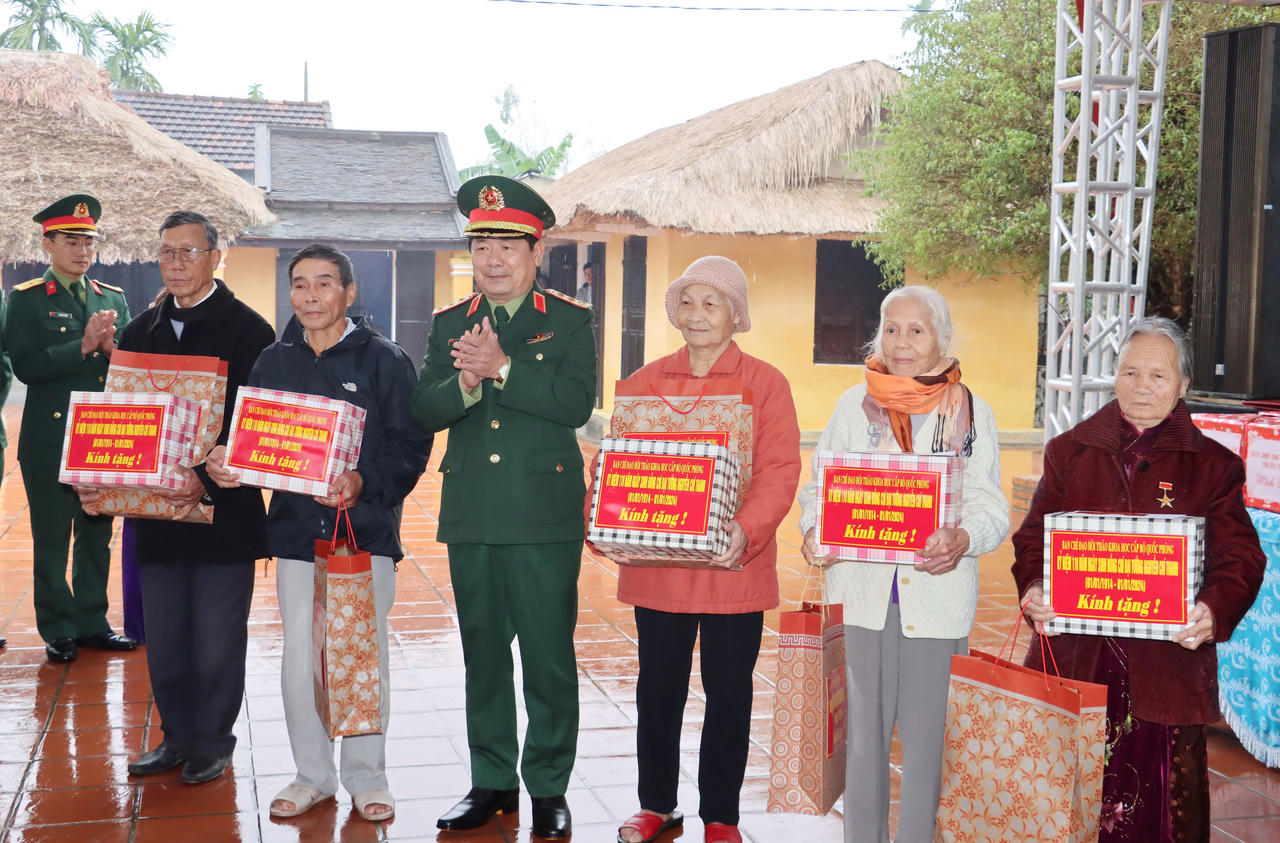 Đoàn công tác Bộ Quốc phòng dâng hương tưởng niệm Đại tướng Nguyễn Chí Thanh