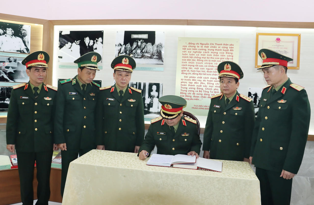 Đoàn công tác Bộ Quốc phòng dâng hương tưởng niệm Đại tướng Nguyễn Chí Thanh