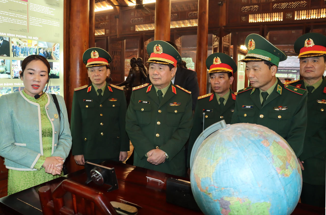 Đoàn công tác Bộ Quốc phòng dâng hương tưởng niệm Đại tướng Nguyễn Chí Thanh