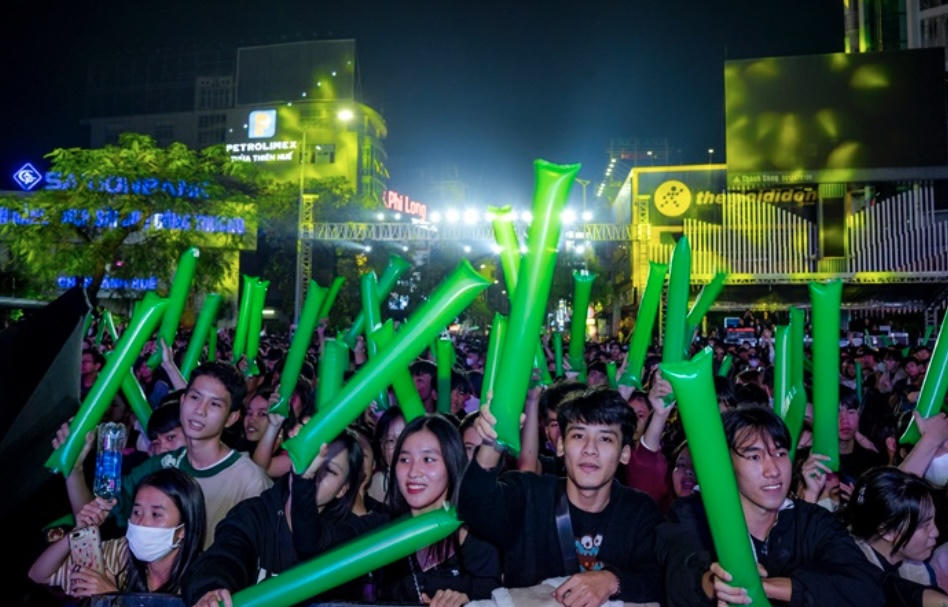 Người dân cả nước tưng bừng chào đón 2024