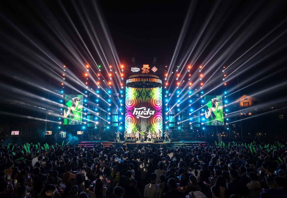 Người dân cả nước tưng bừng chào đón 2024