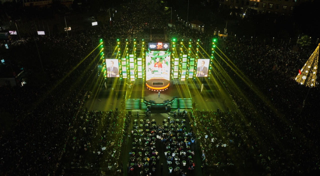 Người dân cả nước tưng bừng chào đón 2024