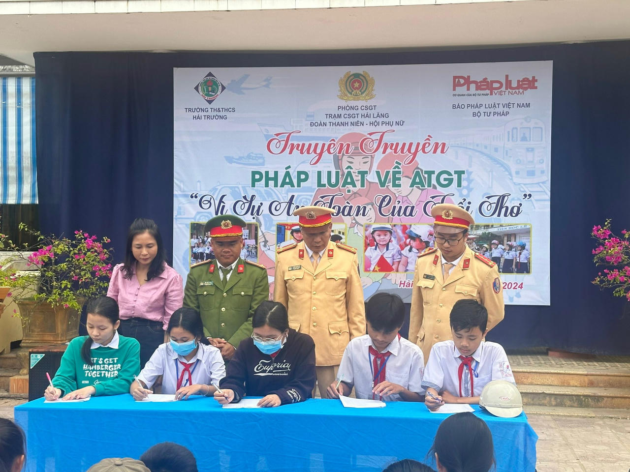 VPĐD Báo PLVN khu vực Bình Trị Thiên và Trạm CSGT Hải Lăng tặng mũ bảo hiểm cho học sinh