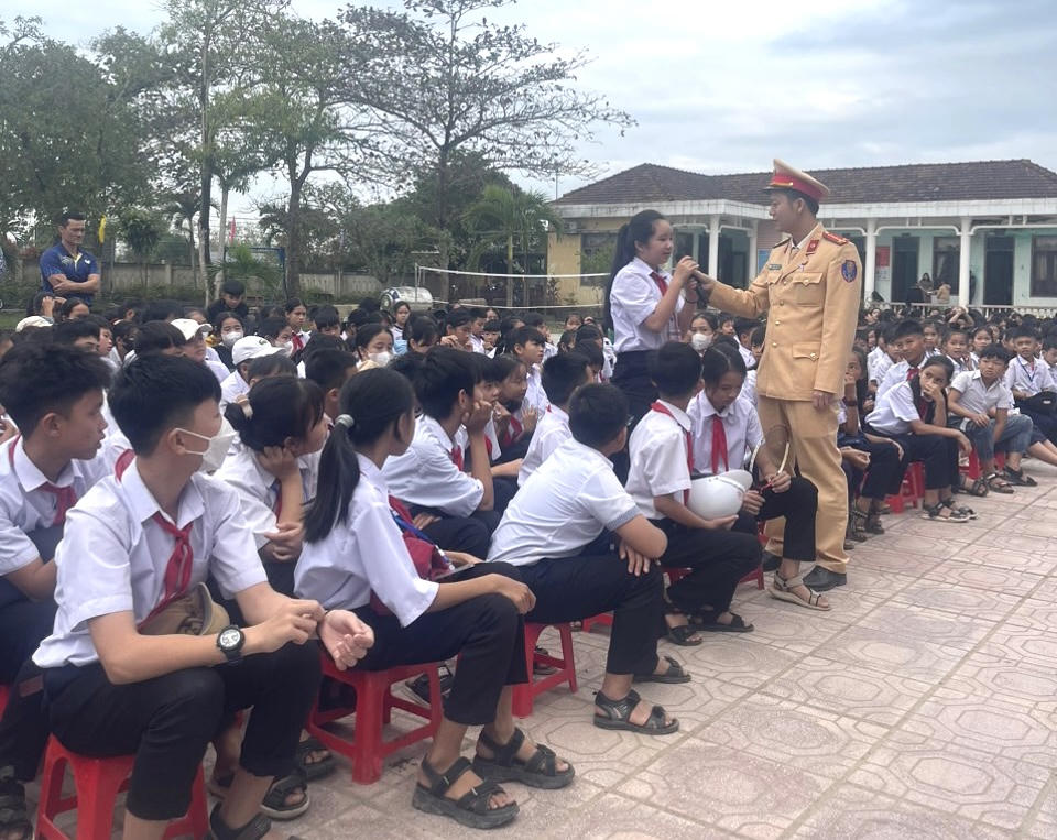 VPĐD Báo PLVN khu vực Bình Trị Thiên và Trạm CSGT Hải Lăng tặng mũ bảo hiểm cho học sinh