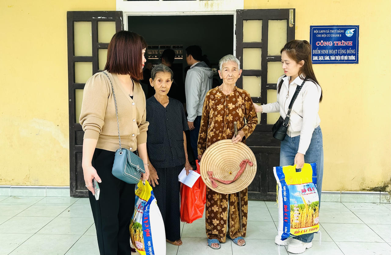 VPĐD Báo Pháp luật Việt Nam khu vực Bình Trị Thiên mang Tết đến với người nghèo