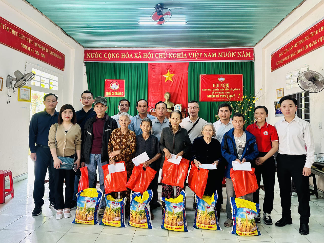 VPĐD Báo Pháp luật Việt Nam khu vực Bình Trị Thiên mang Tết đến với người nghèo