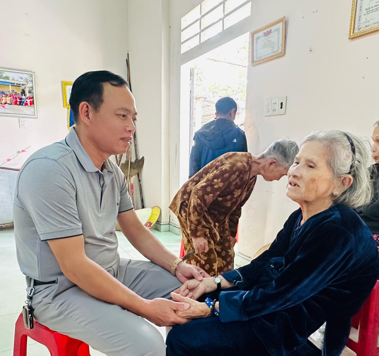 VPĐD Báo Pháp luật Việt Nam khu vực Bình Trị Thiên mang Tết đến với người nghèo