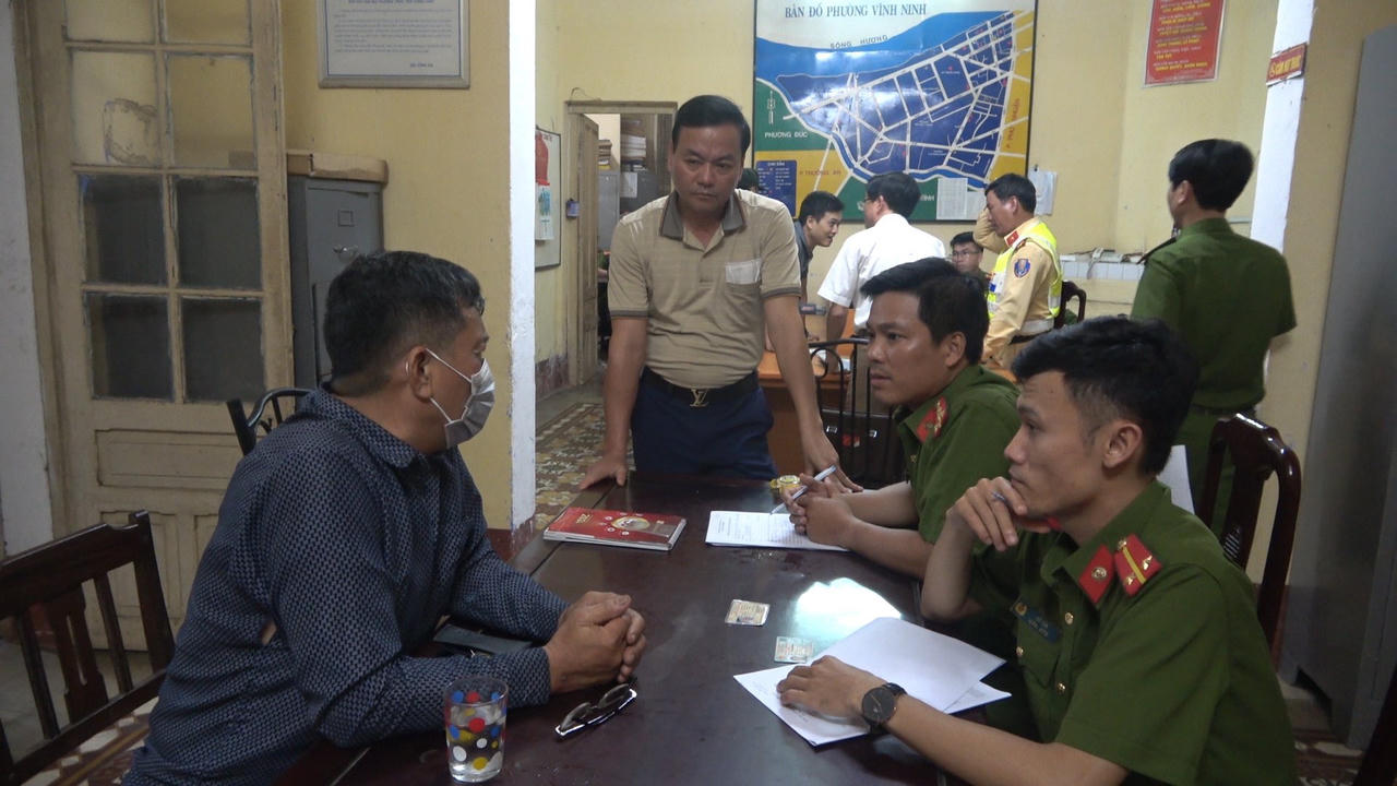 Thách thức Công an, 'nằm vạ' giữa đường khi bị đo nồng độ cồn