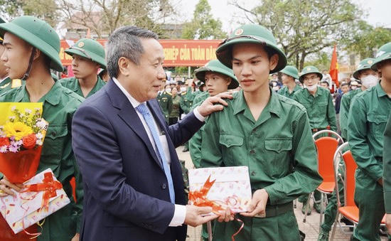 Rộn ràng cảnh thanh niên Hà Nội và các tỉnh, thành lên đường tòng quân