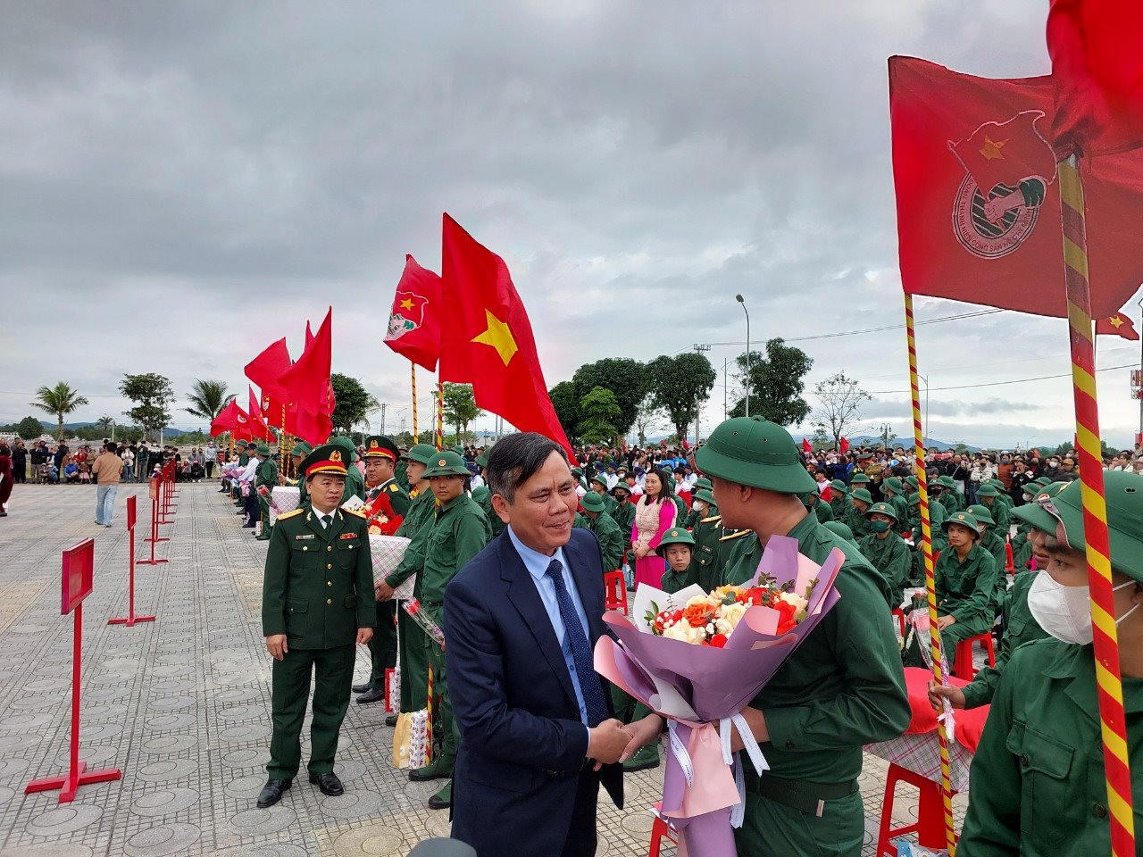 Rộn ràng cảnh thanh niên Hà Nội và các tỉnh, thành lên đường tòng quân