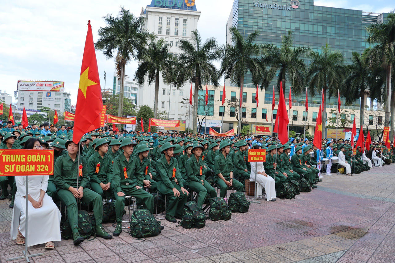 Rộn ràng cảnh thanh niên Hà Nội và các tỉnh, thành lên đường tòng quân
