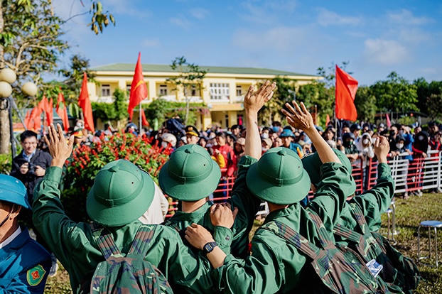 Rộn ràng cảnh thanh niên Hà Nội và các tỉnh, thành lên đường tòng quân