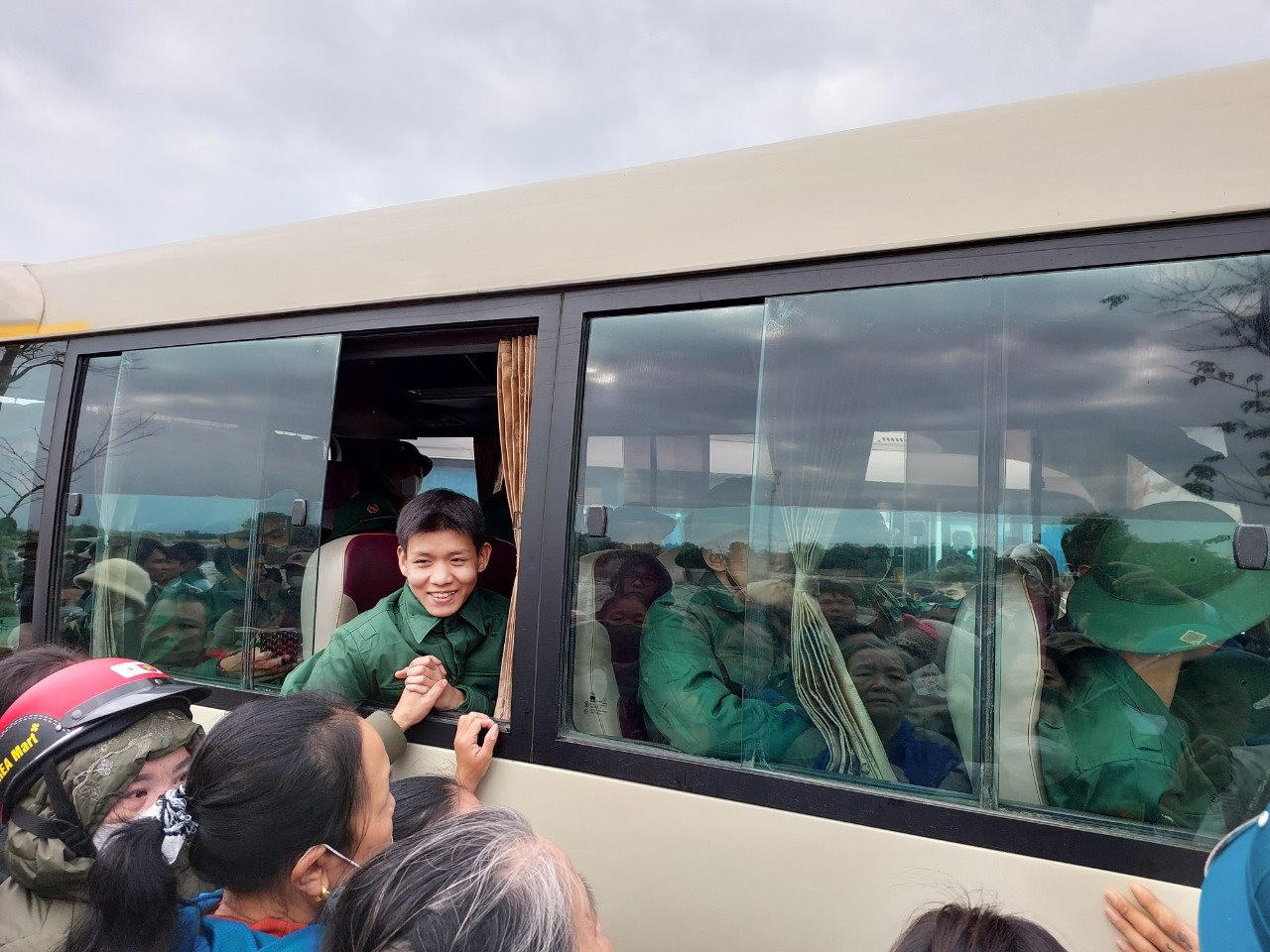 Rộn ràng cảnh thanh niên Hà Nội và các tỉnh, thành lên đường tòng quân