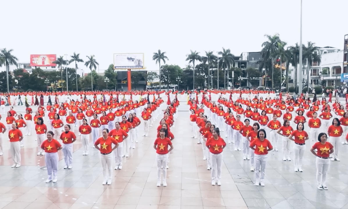 Hơn 1.000 hội viên phụ nữ đồng diễn dân vũ và áo dài tại Quảng Trị