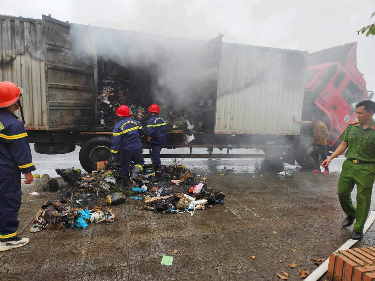 Xe ô tô chở bưu phẩm bất ngờ bốc cháy 