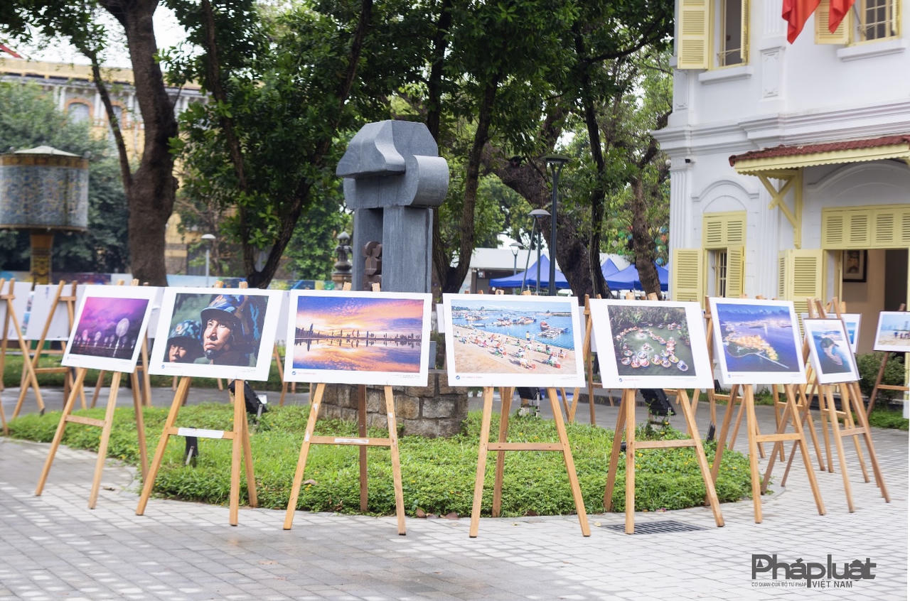 Khai mạc Triển lãm ảnh “Tổ quốc bên bờ sóng”