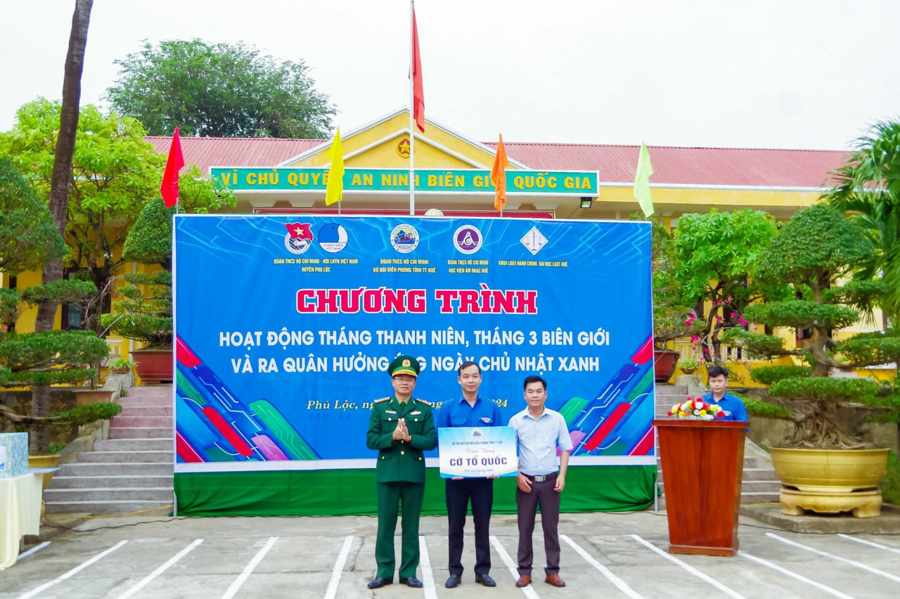 Hơn 300 đoàn viên tham gia “Ngày Chủ nhật xanh”