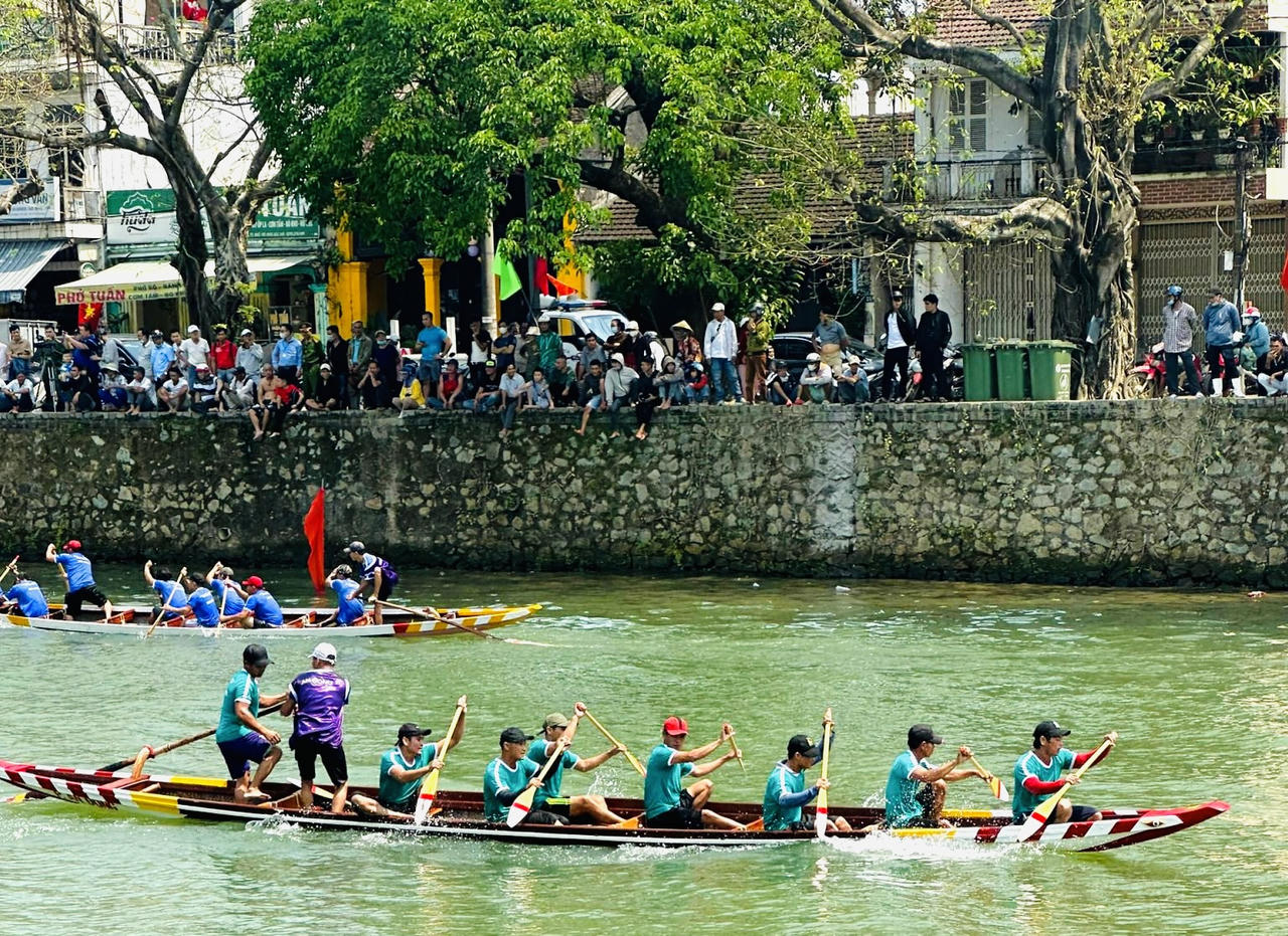 Sôi động giải đua ghe truyền thống TP Huế năm 2024