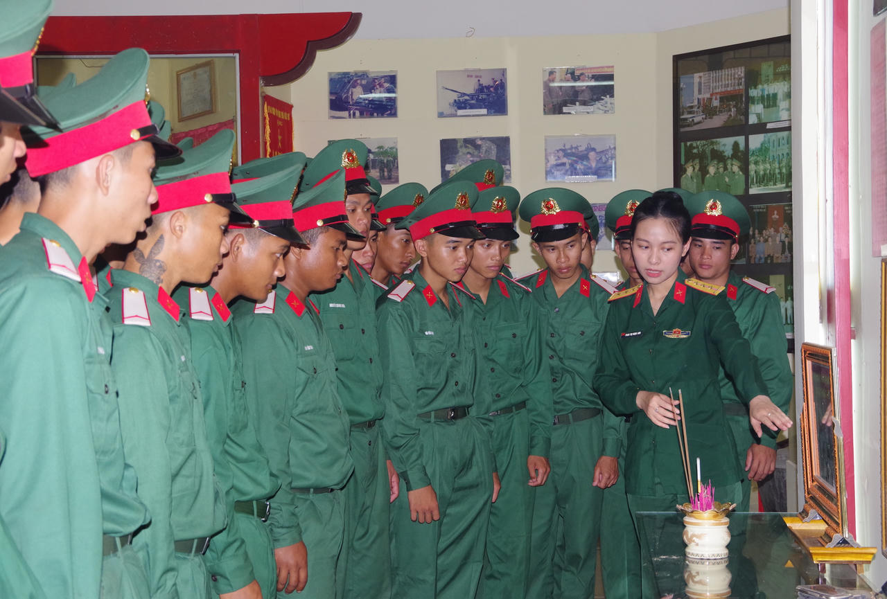 Giáo dục truyền thống cho chiến sĩ mới nhập ngũ năm 2024