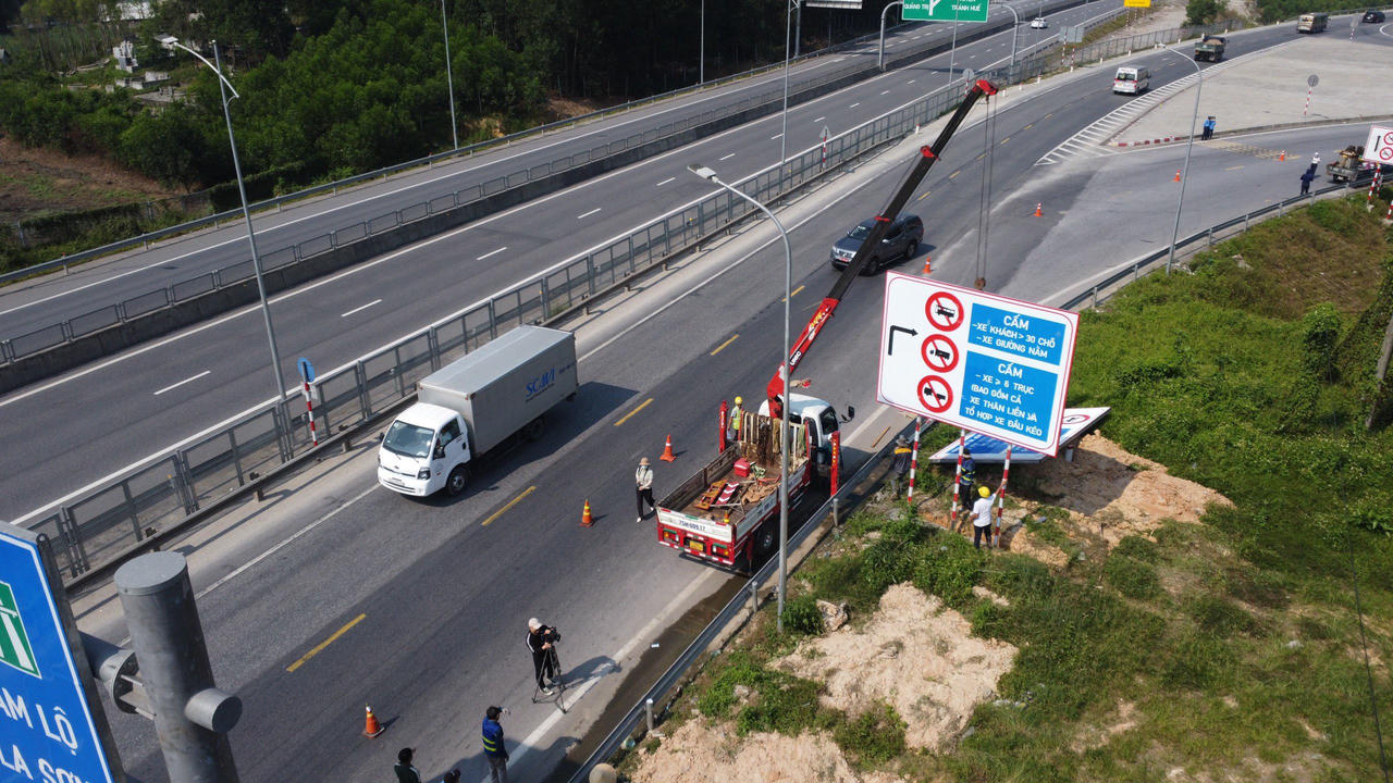 Ngày đầu cấm xe hạng nặng đi vào cao tốc Cam Lộ - La Sơn